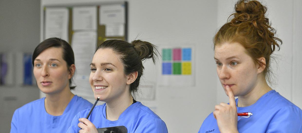 健康 students in a lab